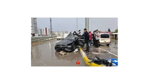 Yön tabelasının direğine çarpan otomobilin sürücüsü hayatını kaybetti