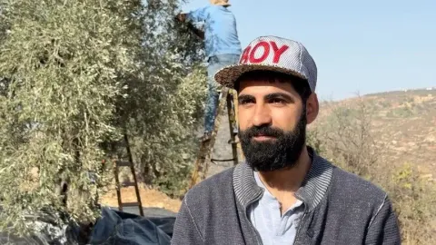 Zeytin hasadı yapan Filistinli Emir tüm baskılara rağmen topraklarını terk etmeyeceğini Türkçe anlattı